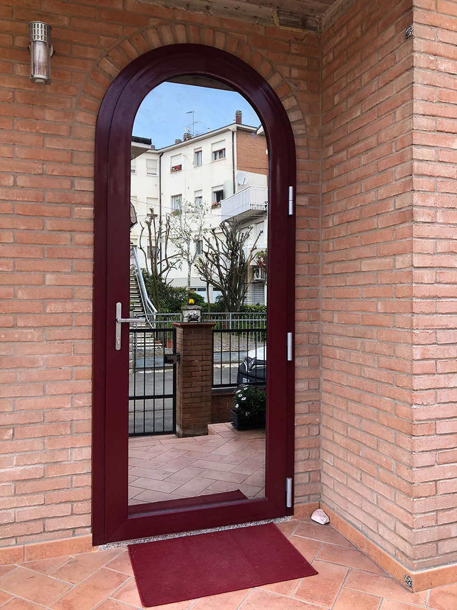 Portoncino in PVC Rosso-Bordeaux ad arco con apertura verso l’esterno