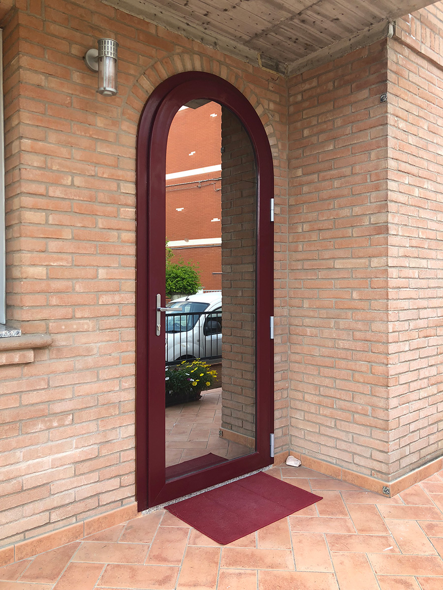 Portoncino in PVC Rosso-Bordeaux ad arco con apertura verso l’esterno