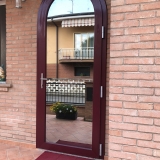 Portoncino in PVC Rosso-Bordeaux ad arco con apertura verso l’esterno