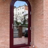 Portoncino in PVC Rosso-Bordeaux ad arco con apertura verso l’esterno