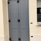 Infissi in PVC grigio - Villa bifamiliare