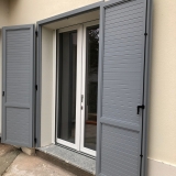 Infissi in PVC grigio - Villa bifamiliare