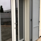 Infissi in PVC grigio - Villa bifamiliare