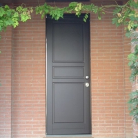Base2 Serramenti Modena: Porta blindata con pannello pantografato laccato