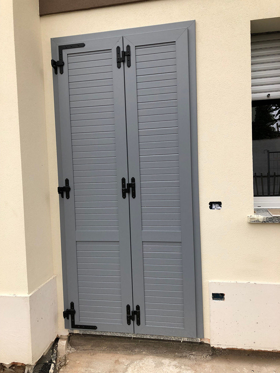 Infissi in PVC grigio - Villa bifamiliare