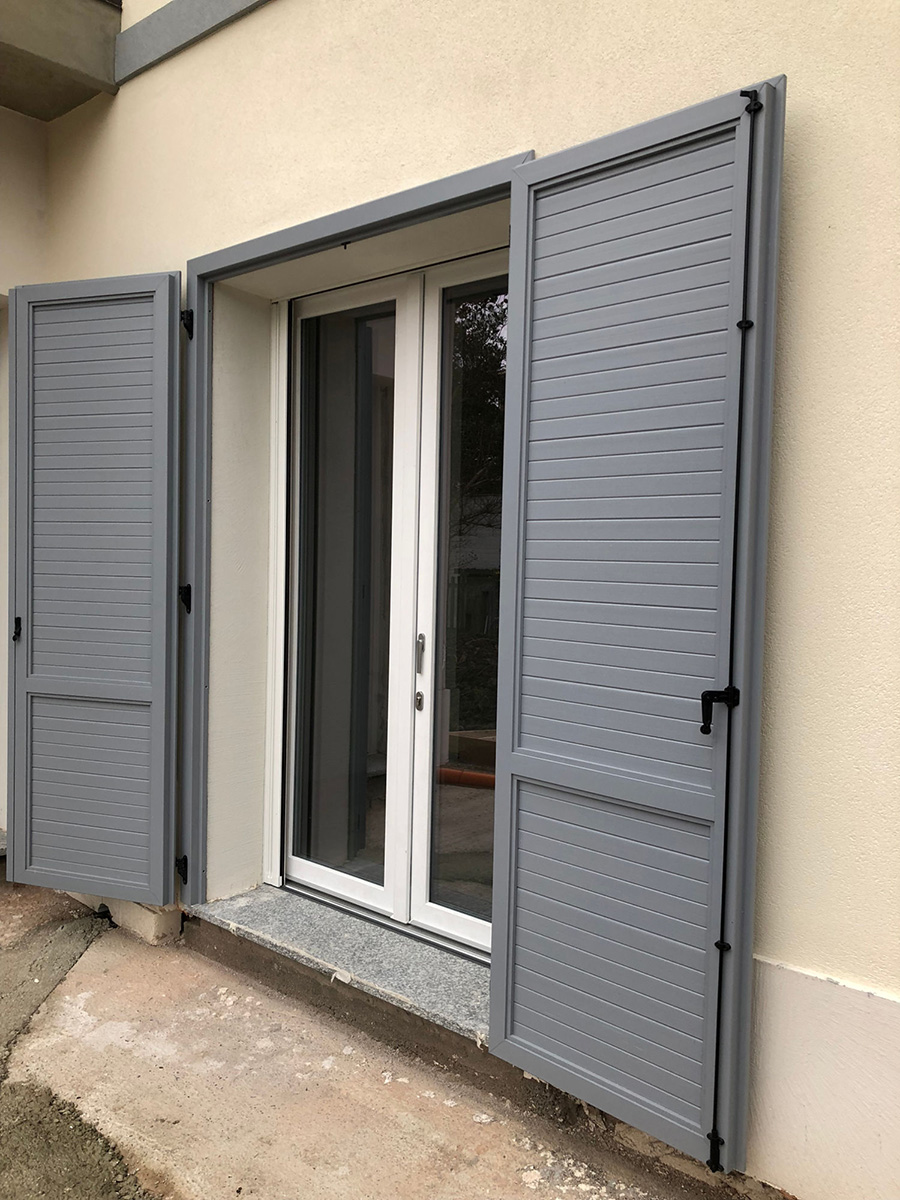 Infissi in PVC grigio - Villa bifamiliare