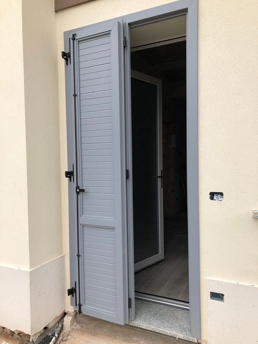 Infissi in PVC grigio - Villa bifamiliare